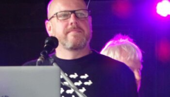 Karel Škrabal na MAČI jako jeden z mála autorů četl i básně svých kamarádů. Foto: Facebook Vítrholc